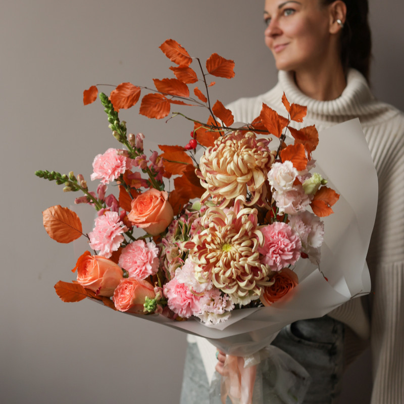 Карамельный букет с хризантемами кудри и осенними акцентами