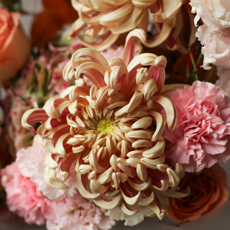 Карамельный букет с хризантемами кудри и осенними акцентами