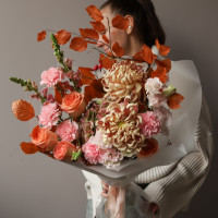 Карамельный букет с хризантемами кудри и осенними акцентами