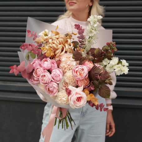 Букет с карамельными хризантемами кудри и пионовидными розами