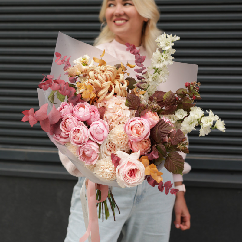 Букет с карамельными хризантемами кудри и пионовидными розами