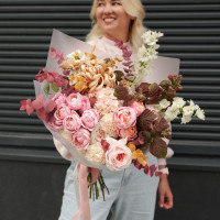 Букет с карамельными хризантемами кудри и пионовидными розами