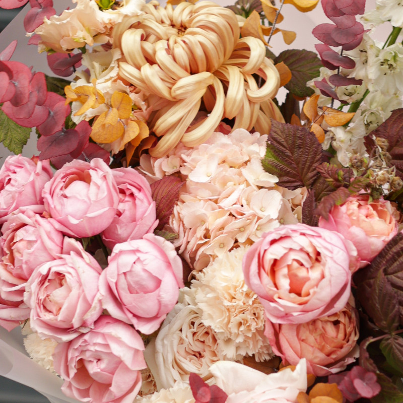 Букет с карамельными хризантемами кудри и пионовидными розами
