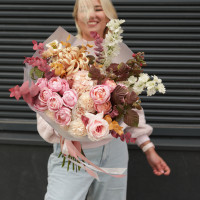 Букет с карамельными хризантемами кудри и пионовидными розами