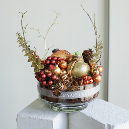 Амариллис в стеклянной вазе с шариками