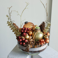 Амариллис в стеклянной вазе с шариками