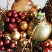 Амариллис в стеклянной вазе с шариками