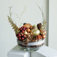 Амариллис в стеклянной вазе с шариками