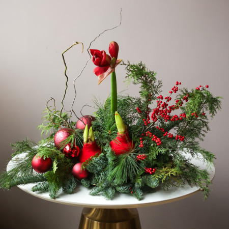 Зимняя композиция на металлическом подносе с амариллисами