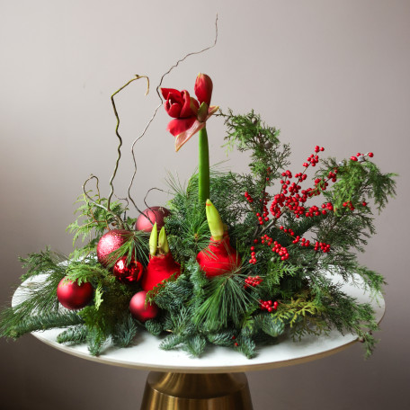 Зимняя композиция на металлическом подносе с амариллисами