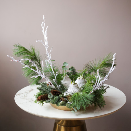 Зимняя композиция на подносе с тремя луковичными амариллисами в белом воске