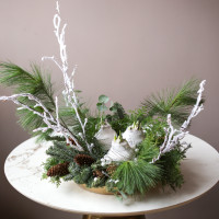 Зимняя композиция на подносе с тремя луковичными амариллисами в белом воске