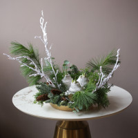 Зимняя композиция на подносе с тремя луковичными амариллисами в белом воске