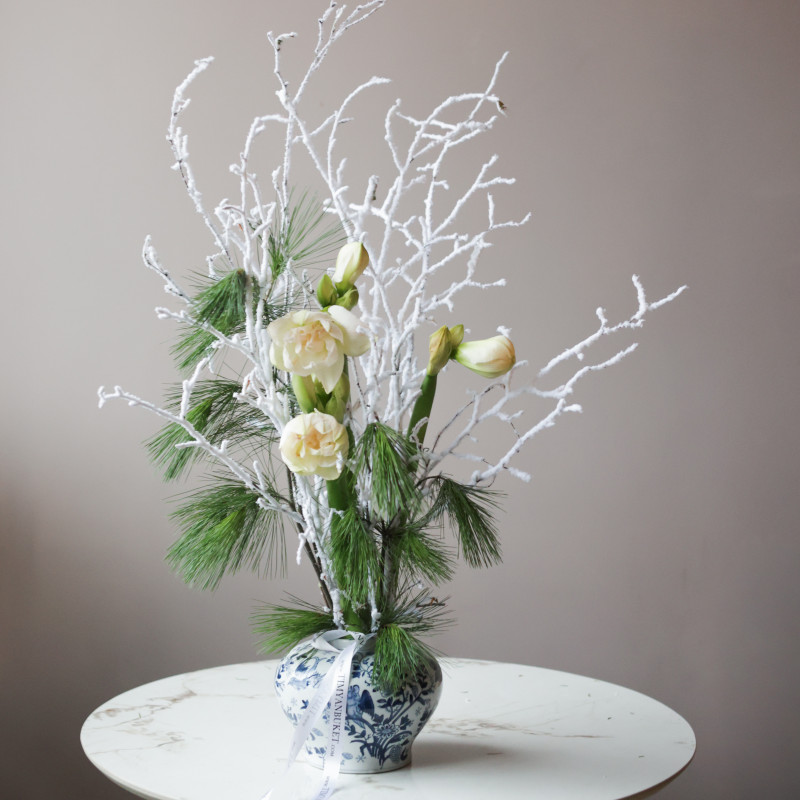 Зимний букет с белыми амариллисами