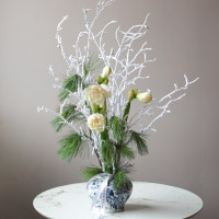 Зимний букет с белыми амариллисами