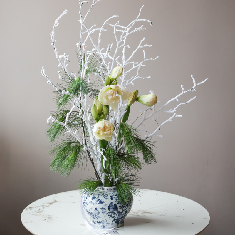 Зимний букет с белыми амариллисами