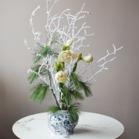 Зимний букет с белыми амариллисами