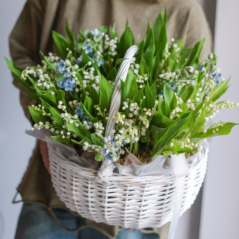 Корзинка с ландышами и незабудками