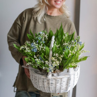 Корзинка с ландышами и незабудками