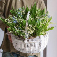 Корзинка с ландышами и незабудками