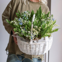 Корзинка с ландышами и незабудками