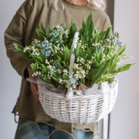 Корзинка с ландышами и незабудками