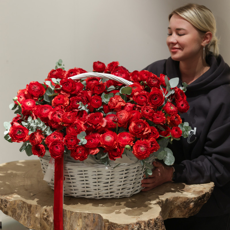 Эксклюзивная вау-композиция из 105 красных ранункулюсов в корзине
