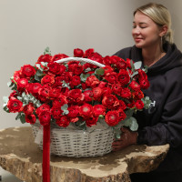 Эксклюзивная вау-композиция из 105 красных ранункулюсов в корзине