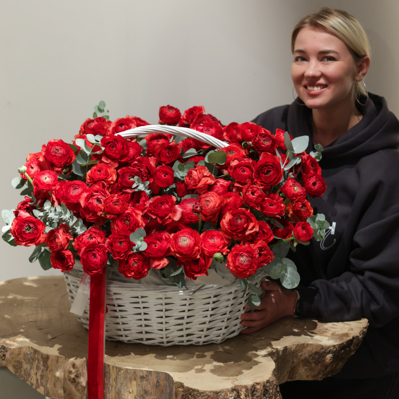 Эксклюзивная вау-композиция из 105 красных ранункулюсов в корзине
