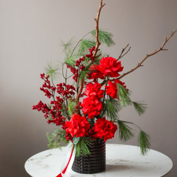 Зимний букет с красными французскими розами