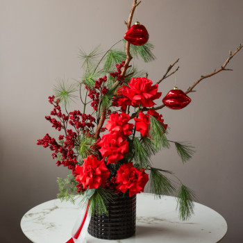 Зимний букет с красными французскими розами