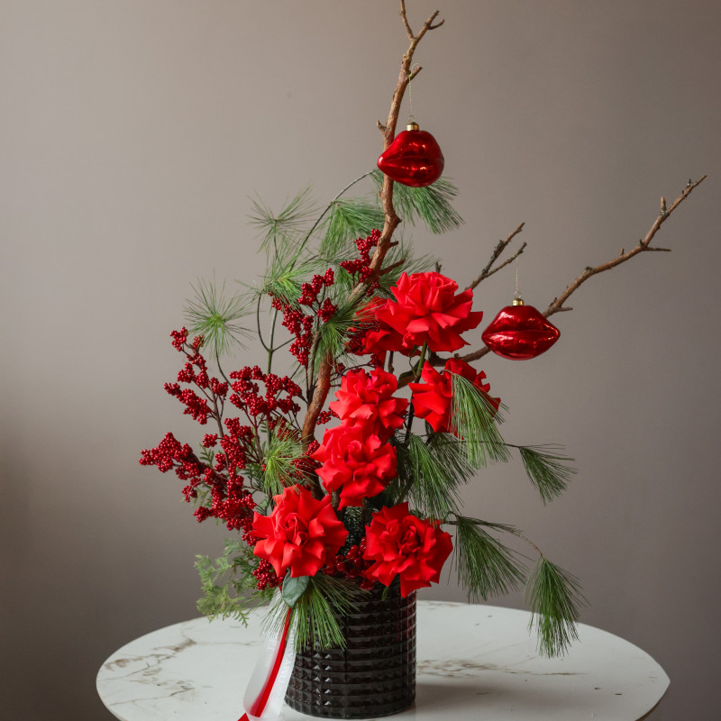 Зимний букет с красными французскими розами