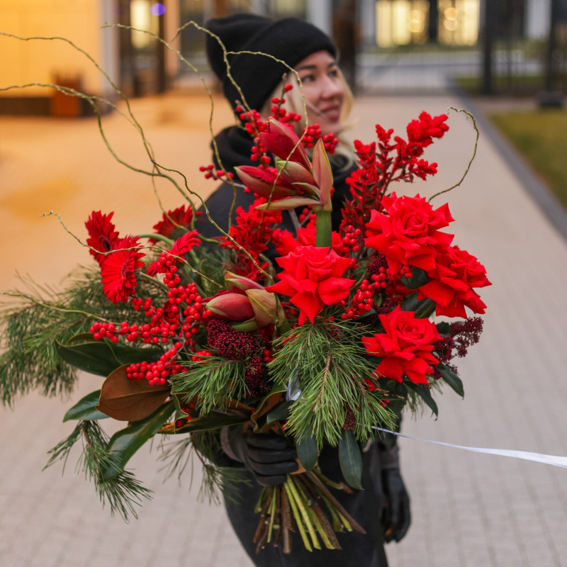 Зимний букет с хвоей, красными розами и илексом