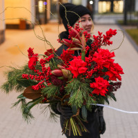 Зимний букет с хвоей, красными розами и илексом