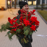 Зимний букет с хвоей, красными розами и илексом