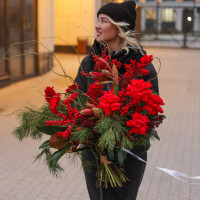 Зимний букет с хвоей, красными розами и илексом
