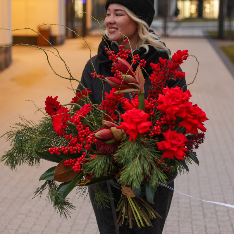 Зимний букет с хвоей, красными розами и илексом