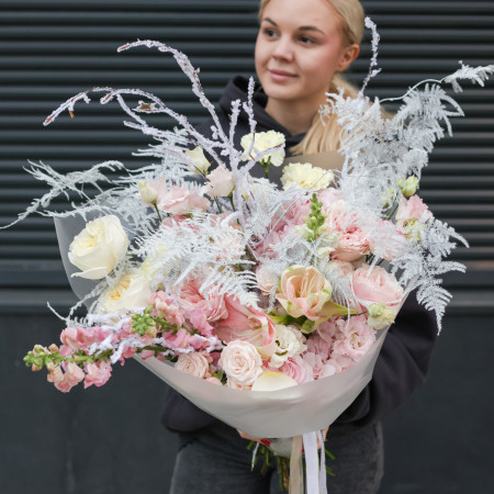 Зимний букет с заснеженными декоративными ветками, амариллисами, пионовидными розами