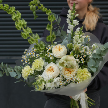 Авторский букет с молюцеллой, пионовидными розами и ромашками