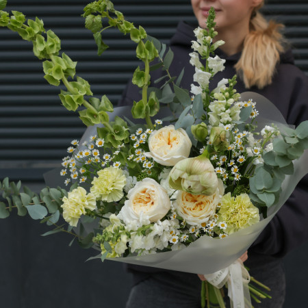 Авторский букет с молюцеллой, пионовидными розами и ромашками