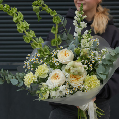 Авторский букет с молюцеллой, пионовидными розами и ромашками