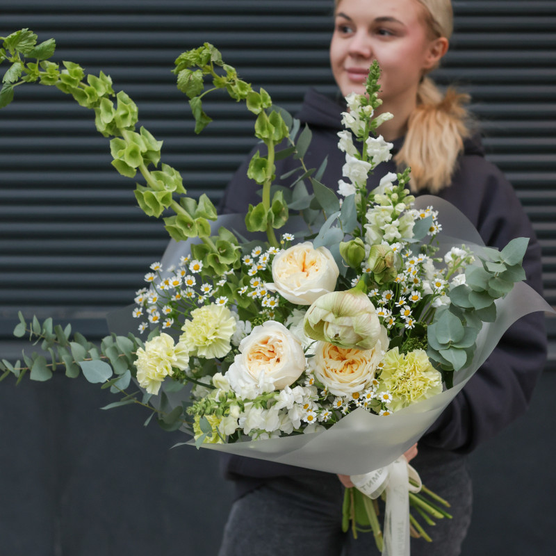 Авторский букет с молюцеллой, пионовидными розами и ромашками