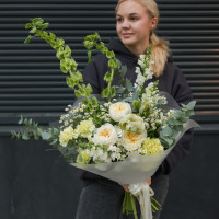 Авторский букет с молюцеллой, пионовидными розами и ромашками