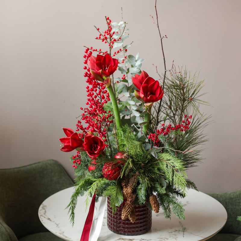 Зимний букет с амариллисами и хвоей в фактурной вазе