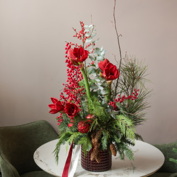 Зимний букет с амариллисами и хвоей в фактурной вазе 