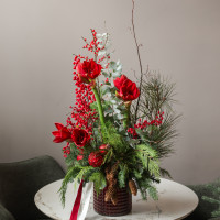 Зимний букет с амариллисами и хвоей в фактурной вазе