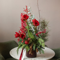 Зимний букет с амариллисами и хвоей в фактурной вазе