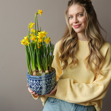 Весенний садик с нарциссами и мускари в китайском вазоне 19х40см