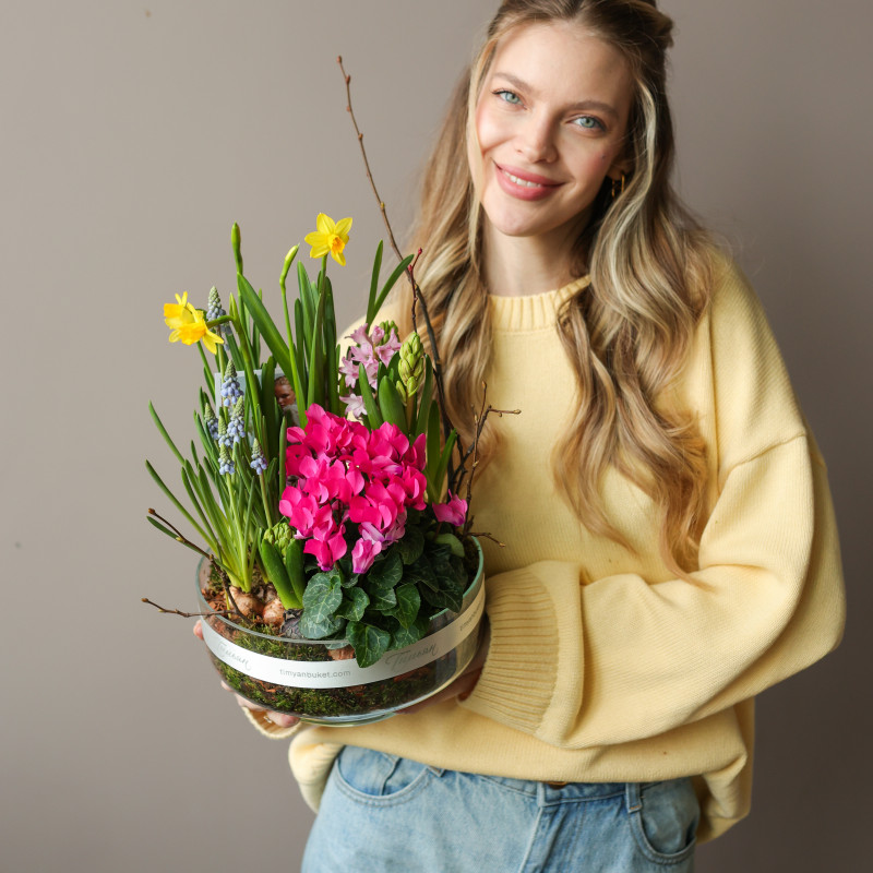 Весенний садик в стекле Лола с цикламенами, мускари, нарциссами и гиацинтами 24х30см