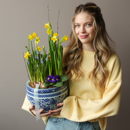 Весенний садик с нарциссами, мускари, примулой в китайском вазоне керамика 25х50см